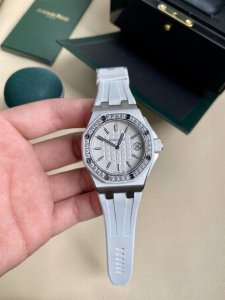 Rxw新品推出 二针瑞士原装石英机芯，牛奶白 型号67540Sk，67540Ok Ap爱彼皇家橡树离岸系列37Mm石英女表，此款爱彼是女款，复刻中最完美一款，可