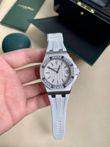 Rxw新品推出 二针瑞士原装石英机芯，牛奶白 型号67540Sk，67540Ok Ap爱彼皇家橡树离岸系列37Mm石英女表，此款爱彼是女款，复刻中最完美一款，可