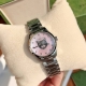 原盒:30 Gucci 古驰g-Timeless 系列，表径27Mm，珍珠贝母浅蓝色表盘饰以品牌标志性动物图案，不绣钢间电pvd表带表壳，进口瑞士机芯，稳定毋庸