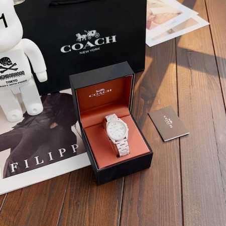 Coach Greyson系列陶瓷表盘彩色时标石英表莹润舒适的新型陶瓷表带与表壳精致舒适，表盘搭配11颗施华洛世奇水晶钻石时标，搭配起来简约大气上档次！精致简约 - 点击图像关闭