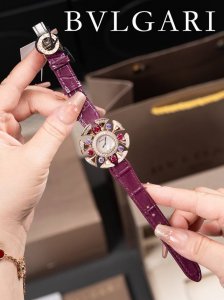新款宝格丽Divas’ Dream系列 腕表 镶嵌圆形明亮式切割钻石、紫水晶，白色珍珠母贝表盘，紫色意大利牛皮表带。 防水深度可达30米 搭载瑞士朗达石英机芯，