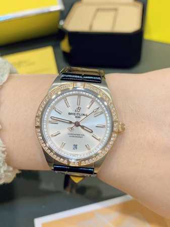 间玫银 全新百年灵机械计时腕表-南海胶囊系列 Chronometer Automatic 36 具有醒目的色彩和夜光.让人联想起夏日 海洋生物和葱郁草木所营造的 - 点击图像关闭