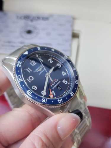浪琴 先行者 Zulu Time 42毫米腕表 表壳:精钢 精钢+18K镀层 直径:42毫米 厚度:13.9毫米 防水:30米 机芯:日本精工Nh34机械机芯