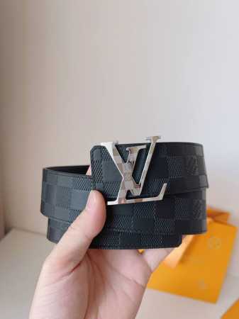 特 Lv 这款经典而又魅力恒久的腰带外型宽大，精品五金扣通过精工Cnc工艺更加精致完美；新款带扣和牛仔装相得益彰，彰显一派休闲气息。易搭配各类服饰；经典不过时。 - 点击图像关闭