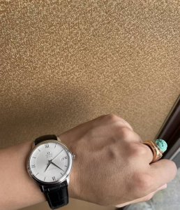 欧米茄四代碟飞系列机械全自动精钢男表 39.5毫米超大号表盘 白色太阳纹盘面 经典古罗马刻度 剑型指针 带日历显示 蓝宝石镜面 搭载欧米茄机械全自动Cal.25