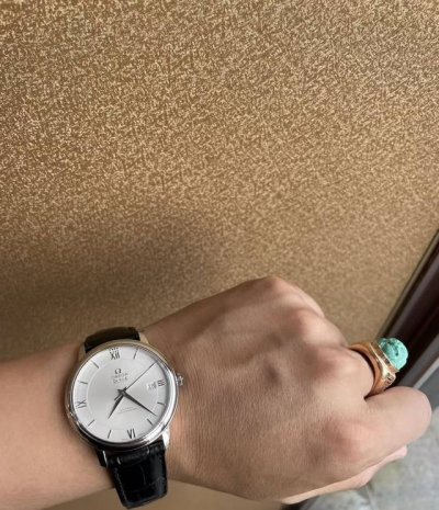 欧米茄四代碟飞系列机械全自动精钢男表 39.5毫米超大号表盘 白色太阳纹盘面 经典古罗马刻度 剑型指针 带日历显示 蓝宝石镜面 搭载欧米茄机械全自动Cal.25