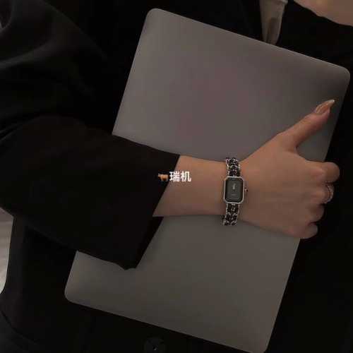 中古方糖香奈儿Chanel Premiere系列腕表，表径：26.1X20毫米 表壳材质：精钢，底盖: 内侧鱼鳞纹 表带材质：精钢牛皮 瑞士石英机芯，不分尺寸，