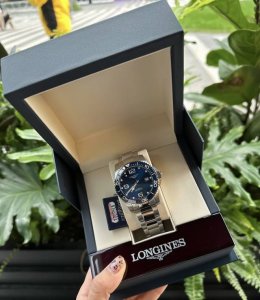 纠结半月拿下的第一块机械表，浪琴康卡斯潜水蓝盘简直长在我审美上！ 阳光下泛着金属光泽的渐变蓝太惊艳，41Mm表径戴在腕上不笨重，质感拉满还不张扬。L888机芯果