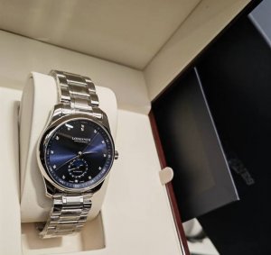 答应我!一定要拥有这款浪琴名匠四针月相 各位宝宝们给你们安利送男朋友,老公,长辈推荐来啦~强烈推荐噢 这款浪琴名匠四针月相 表径40Mm ,蓝色表盘搭配钻石刻度 答应我!一定要拥有这款浪琴名匠四针月相 各位宝宝们给你们安利送男朋友,老公,长辈推荐来啦~强烈推荐噢 这款浪琴名匠四针月相 表径40Mm ,蓝色表盘搭配钻石刻度