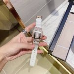 爆款到货 理查德米勒 Richard Mille 最新升級满钻版女款系列， 经典传奇 永不落后 酒桶型满钻腕表．轮廓突出，造型霸气美观，震撼人心的魅力。胶带设计