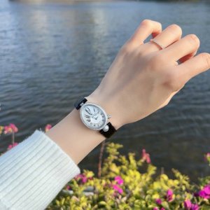 升级版玻璃刮不花 牛货 宝玑那不勒斯皇后 惊艳登场，高贵典雅，尽显女王风范！腕表尺寸36.5X28.5，鹅卵形表壳高雅大气，表壳外缘饰有钱币纹。表圈和表壳周围都