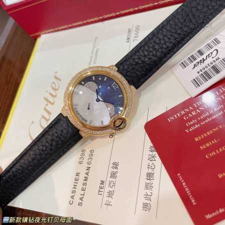 卡地亚 蓝气球系列最新款 独特设计镶钻星辰贝母面夜光效果 表盘是全新的设计 镶嵌月圆钻，近看远看就像绽放的烟花般绚烂。 星辰点缀浪漫唯美上下浑然一体的圆弧型触感 - 点击图像关闭