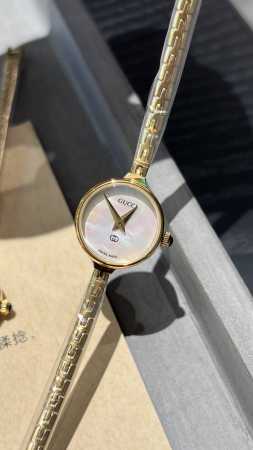 日本中古二手店淘回来的Gucci款！极其富有淑女范儿。配上及其简单的表盘，除去记录时间外别无其他功能，删繁就简，追忆简单生活。时尚就是一个轮回，现在正流行的也可 - 点击图像关闭