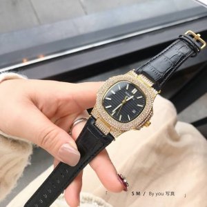 百达翡丽 Patek Philippe 鹦鹉螺系列，精品男士腕表，表壳满钻设计，技艺精湛，独具匠心，尊贵大气，绅士风范。采用进口石英机芯，进口表带，矿物质超强镜