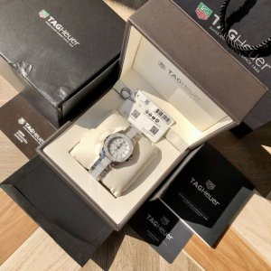 很赞！新款硬货，独家首发！Original Tagheuer,泰格豪雅竞潜系列女士石英表，间陶瓷表带表壳，温润细腻，清新淡雅，更显奢华！中号～35Mm表径，蓝宝