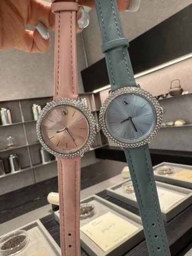 Swarovski 施华洛世奇 夏日气质配饰，这款手表结合了简约的设计和亮眼的钻圈搭配，令整个时尚的搭配加分，活力四射，新版的天鹅Logo更是吸睛，增添一抹奢华