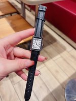 Factory 卡地亚 Cartier 坦克系列则推出tank Must腕表，表盘由经典罗马刻度显示 采用蓝宝石镜面 搭配must 系列方尖蓝宝石把头 用紫外线