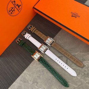 爱马仕Heure H系列 最经典的H字表盘 字面天然贝母手工打磨而成，对这种方形表盘的手表真的一点抵抗力都没有。表盘大号尺寸21Mm21Mm，316精钢表壳精工
