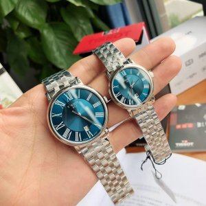 情人节批 天梭t122最新款石英超薄情侣对表，从腕间一隅到城市一角，将魅力四射的都市活力倾注于卡森臻我系列腕表中，以经典时尚的表款设计匹配当代都市青年简约优雅的