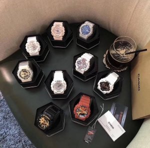 卡西欧手表团购 团购价 专柜全套包装 手提袋 纸盒 铁盒 吊牌 说明书都齐全 主推款式：粉色 黑金 番茄炒蛋 奥利奥 高达 全白 白金 透明金 透明蓝 又是一年