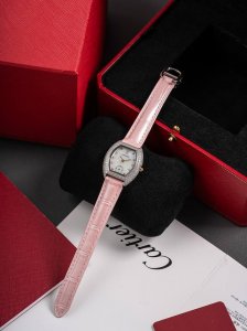 升级版全面到货金银同价 卡地亚-Cartiermini Lady 酒桶型，采用原装进口瑞士石英机芯，法国蓝宝石水晶镜面，表壳镶满施华洛世奇真水钻18K金工艺，牛