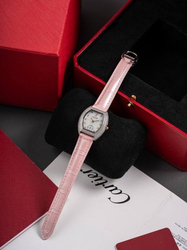 升级版全面到货金银同价 卡地亚-Cartiermini Lady 酒桶型，采用原装进口瑞士石英机芯，法国蓝宝石水晶镜面，表壳镶满施华洛世奇真水钻18K金工艺，牛