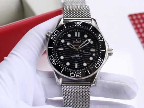 欧米茄-Omega 海马系列300米潜水腕表 表壳采用316L精钢表壳，搭载同级唯一陶瓷原装单向旋转计时圈口。表壳侧面泄压阀跟原装一致。表径42Mm 圈口采用进