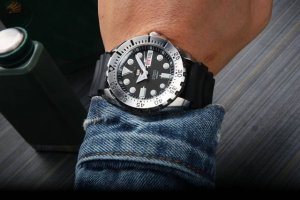 同价 . 深度防水 精工-Seiko 系列:Prospex 男士时尚运动腕表 精钢表壳表带 配置精工原装进口机芯 表盘直径 43.3 表盘厚度 13.0 超强蓝