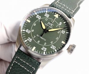 白钛： . 青铜： . Iwc 万国 空中霸主 大飞 大飞行员 系列。43Mm 狂野阳刚的设计，霸气侧漏。细腻温柔的工艺，炉火纯青。两者相辅---刚柔并济，虎啸