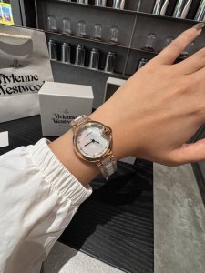 白钻 金钻620新款时尚石英女款 卡地亚 设计用心百搭耐看佩戴舒适爆款篮气球，光圈有光泽感，钻圈有珠宝气。采用进口石英机芯，搭配最时尚陶瓷间钢带，华丽独特却不繁