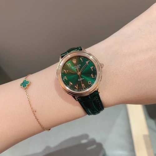 劳力士 Rolex ‘S Vintage 中古品限量系列腕表。善于将复古元素和时下流行巧妙融合，打造独树一帜的品牌风格。温柔的金色表盘、释放出了优雅大方的英伦风