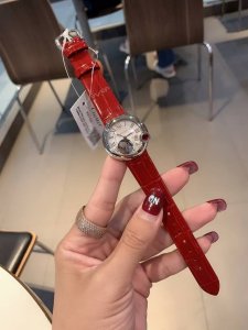 白 金 V8台湾厂 爆款卡地亚 白气球系列腕表 4时位置镶嵌人工合成莫桑钻 D级、净度Vvs 剑形镀金指针台湾厂做工质量杠杠。深度防水。 表壳：316L精钢3件