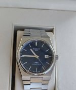 家人们，最近入手了天梭Prx超级玩家系列，真的太香了！忍不住要和大家分享一下~ 设计：它的设计灵感来源于上世纪70年代，酒桶型表身线条流畅，满满的复古韵味又不失