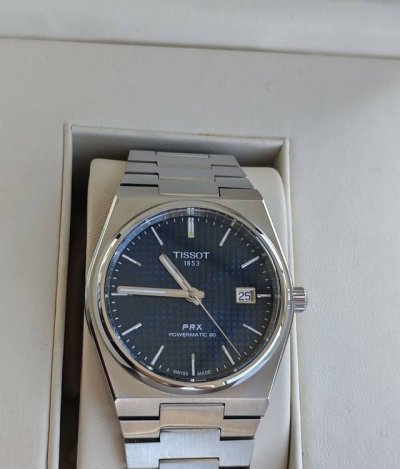 家人们，最近入手了天梭Prx超级玩家系列，真的太香了！忍不住要和大家分享一下~ 设计：它的设计灵感来源于上世纪70年代，酒桶型表身线条流畅，满满的复古韵味又不失