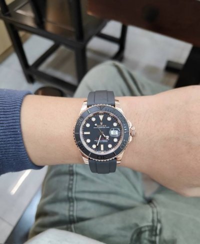 我超喜欢的劳力士126655玫瑰金游艇来辣 昨天一个美女小姐姐找我收的这一只 年2月卡的劳力士游艇名仕M126655-0002玫瑰金游艇 今天也是到啦 18K玫