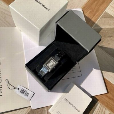 新款到 原厂阿玛尼Armani石英女式腕表 Ar11625 全新复古小方表系列 纤薄罗马表盘闪耀着莹润贝母光泽 宛如星光缠绕腕间 举手投足间展露灵动知性魅力 搭