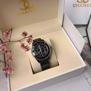 香奈儿 Chanel J12系列n表径：表扣：三重折叠原装扣 背透：密底 表壳材质：陶瓷n表盘材质：陶瓷精钢 表镜材质：水晶玻璃 表冠材质：精钢，旋入式精钢表冠