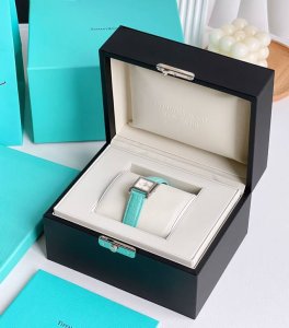 Tiffanyblue蒂芙尼蓝色独家出货，正品原装机芯，官方2万多售价，白色表盘搭配梯方形切割钻石时标，立体感十足，表壳采用316L精钢打磨精制而成，侧边细腻拉