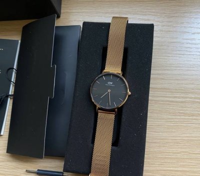 Dw手表｜还是那么喜欢 #手表 喜欢这种扁扁的手表 ，简单轻便。 [害羞R][害羞R]还有没有和我一样，这么喜欢Dw手表的吗？ 宝子们，你们戴的都是什么表？[举