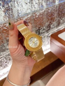 古驰网带新款、表盘36Mm，表扣随意调节大小，多种颜色可选择，