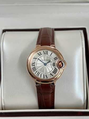 品牌：卡地亚 Cartier 机芯：瑞士进口石英机芯 原装1：1复刻 33Mm、凸面弧形表壳，蓝宝石玻璃，扭索雕纹表盘，剑形指针，在卡地亚制表世界中，Ballo - 点击图像关闭