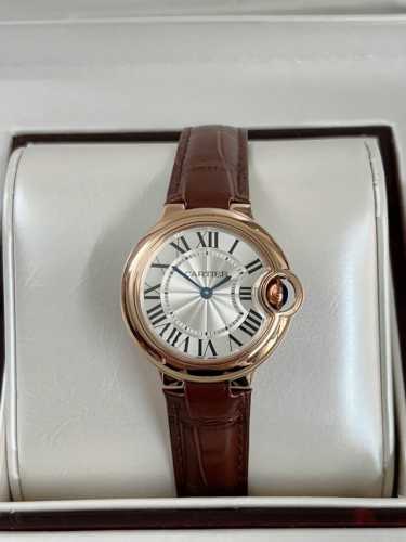品牌：卡地亚 Cartier 机芯：瑞士进口石英机芯 原装1：1复刻 33Mm、凸面弧形表壳，蓝宝石玻璃，扭索雕纹表盘，剑形指针，在卡地亚制表世界中，Ballo