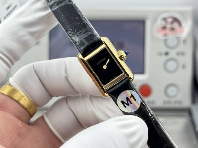 小小的，轻装上阵，让每一分每一秒都充满优雅与自信的魅力。迷你Mini坦克16.5Mm DDD Tank Louis 迷你小尺寸款腕表以 24 16.5Mm X