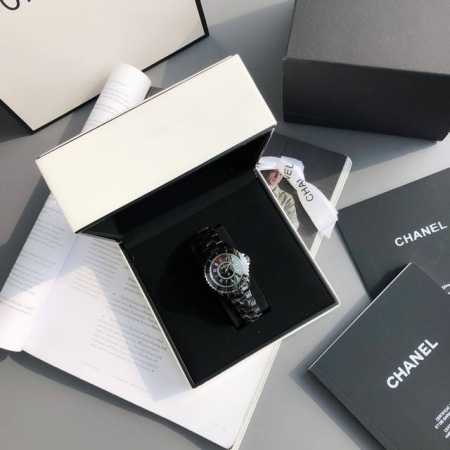 Chanel香奈儿j12系列，彩色霓虹，精选黑色漆表盘表达纯粹简约的设计主张，高科技全黑色精密陶瓷表壳搭配钢镶边表圈，精钢旋入式表冠，33Mm表径，蓝宝石玻璃镜 - 点击图像关闭