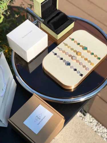 批2080 。Vca梵克雅宝 四叶草 手链款腕表 “心怀幸运之愿，方能成为幸运之儿” 带给你每一分每一秒的幸运相随 电镀18K金工艺“Sweet Alhambr