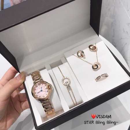 特批 配盒 卡地亚 Cartier 蓝气球钛钢五件套风格细腻，格调以高雅著称！ 套装包括：卡地亚经典蓝气球女款腕表卡地亚系列钛钢手镯、卡地亚钛钢项链、卡地亚钛钢 - 点击图像关闭