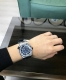 品牌:A爱彼皇家橡树离岸型 :系列:15703系列 设计:特有的八角型表圈表达出棱角分明线条 :机芯:搭载原版顶级进口机械机芯性能稳定 内圈:316精钢表壳内置