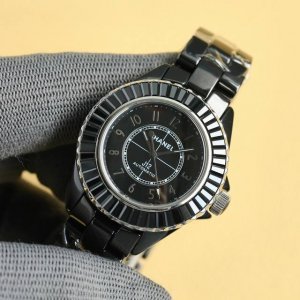 2080Tw超级陶瓷新品 香奈儿J12系列33Mm腕表！女神福利，匠心之作 年度巨制！ 最新版本细节 1表壳尺寸而原版一致，采用33Mm表劲！ 2高密度钢化陶瓷