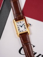 M8厂V2电厚金配证书版本！细节跟原单，扣跟底盖都是打18K印记！一表一码，蓝宝石玻璃，把头也是蓝色宝石。每个表都有单独编号！ 2025年卡地亚经典重塑，卡地亚