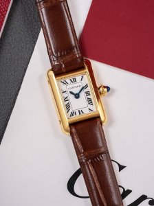 M8厂V2电厚金配证书版本！细节跟原单，扣跟底盖都是打18K印记！一表一码，蓝宝石玻璃，把头也是蓝色宝石。每个表都有单独编号！ 2025年卡地亚经典重塑，卡地亚